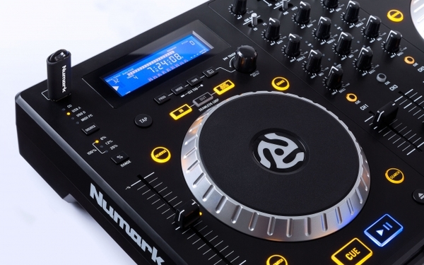 DJ CONTROLLER WITH CD AND USB PLAYBACK